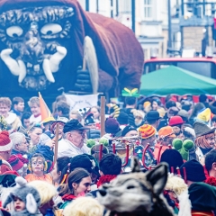 Rosenmontag: Das Schneeschreckauto im Getümmel der Narren.