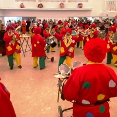 Rosenmontag: Die Clowngruppe beim Auftritt in Moos.