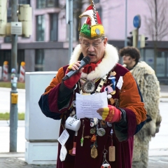 Schmutziger Donnerstag: Elferrat Rolf Reisacher beim Narrenbaum Stellen.