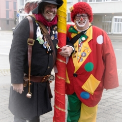 Schmutziger Donnerstag: Der Narrenbaum steht.