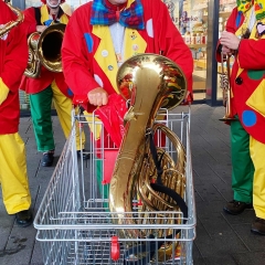 Schmutziger Donnerstag: Die Clowngruppe beim Narrenbaum stellen.