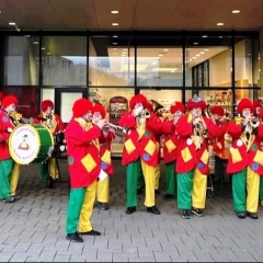 Schmutziger Donnerstag: Die Clowngruppe beim Narrenbaum stellen.