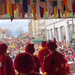 Schmutziger Donnerstag: Die Clowngruppe auf der Bühne auf der Marktstätte.