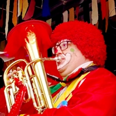 Schmutziger Donnerstag: Die Clowngruppe auf der Bühne auf der Marktstätte.