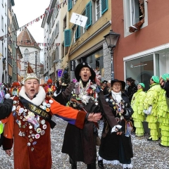 Umzug der Vereinigung Konstanzer Narrengesellschaften: Ehrenpräsident Jürgen Stöß läuft als Täfelebub vorraus.