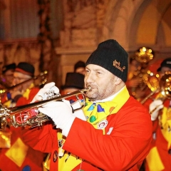 Verbrennung der Vereinigung Konstanzer Narrengesellschaften: Die Clowngruppe unter der Leitung von Tony Sferragatta spielt auf.