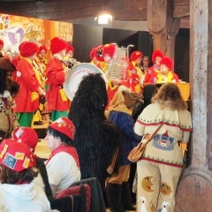 Internationaler Frühschoppen im Konzil: Die Clowngruppe der Schneckenburg eröffnete den Morgen.